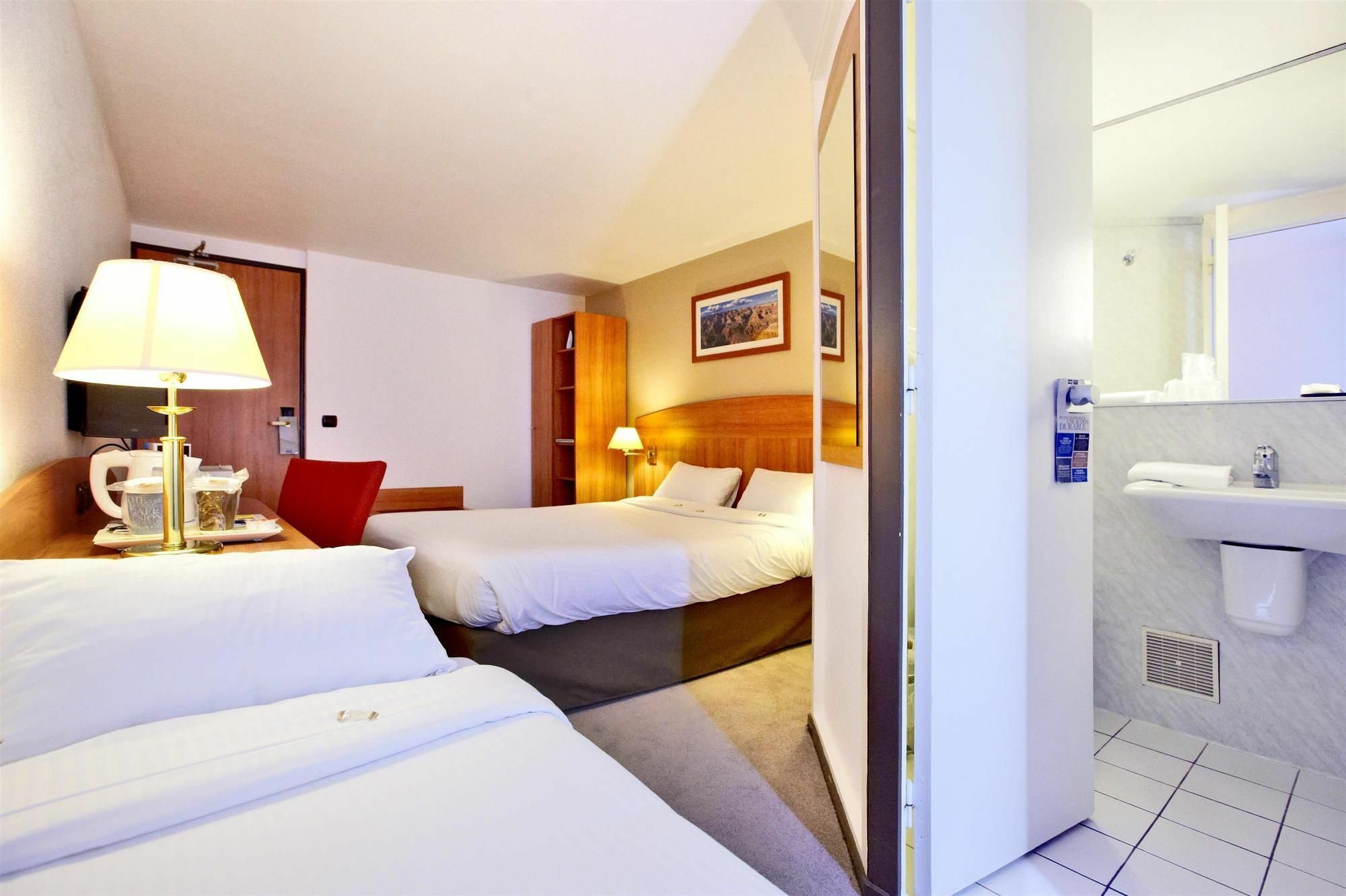 Comfort Hotel Évreux Buitenkant foto